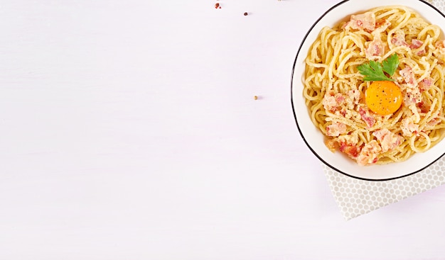 Macarrão caseiro de carbonara clássico com pancetta, ovo, queijo parmesão duro e molho de natas.