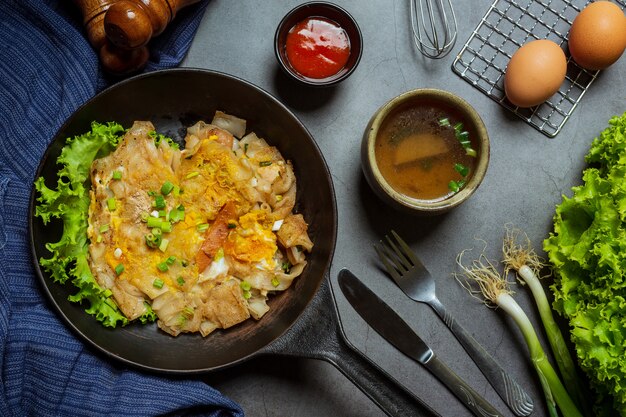 Macarrão coberto com carne de porco grande, comida tailandesa