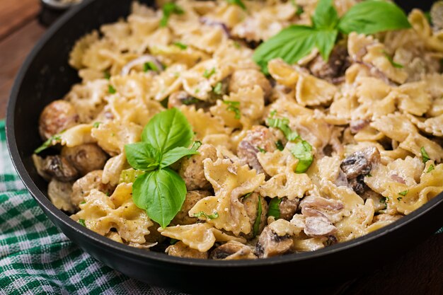 Macarrão com almôndegas e cogumelos em molho cremoso