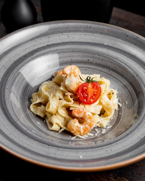 Macarrão com camarão tomate e queijo ralado