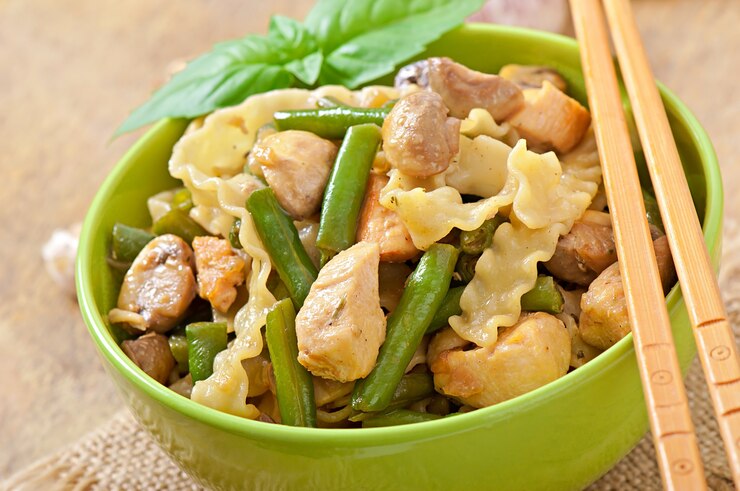 Foto grátis macarrão com carne, feijão e cogumelos