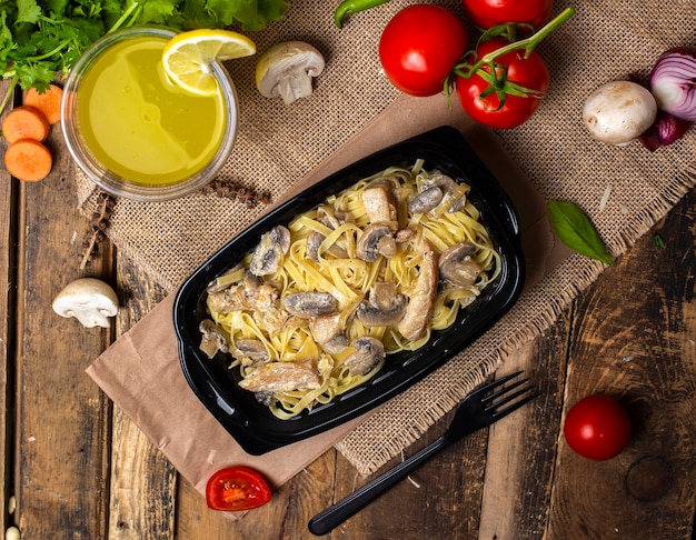 Macarrão com cogumelo salteado com frango em molho de manteiga creme para viagem