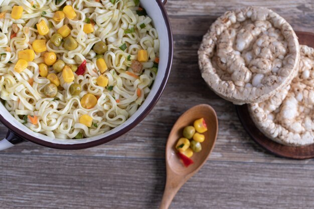 Macarrão com grãos, ervilhas e crostas de pão redondo