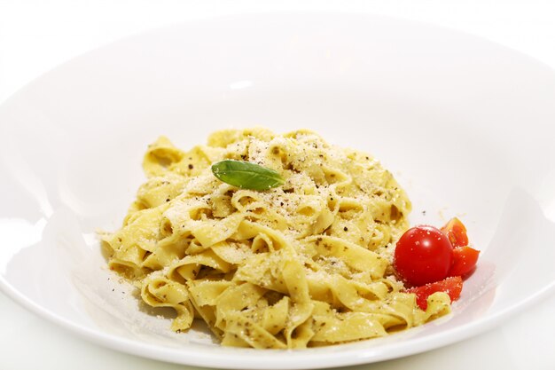 Macarrão com queijo e tomate cereja