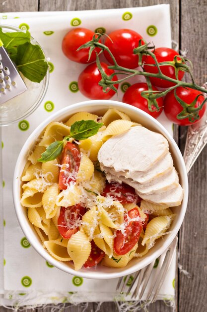 Macarrão com queijo e tomate cereja