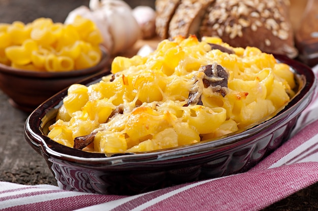 Macarrão com queijo, frango e cogumelos assados no forno