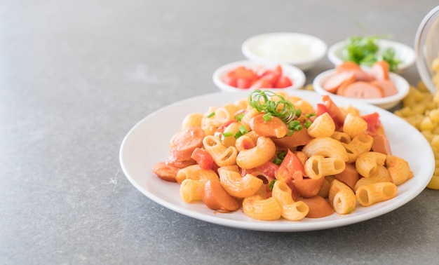 Foto grátis macarrão com salsicha