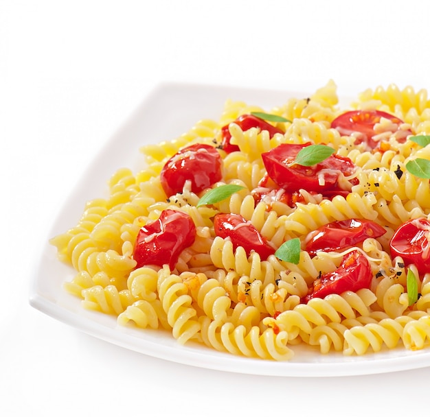 Macarrão com tomate, manjericão e queijo ralado