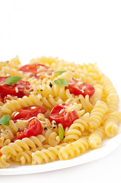 macarrão com tomate, manjericão e queijo ralado