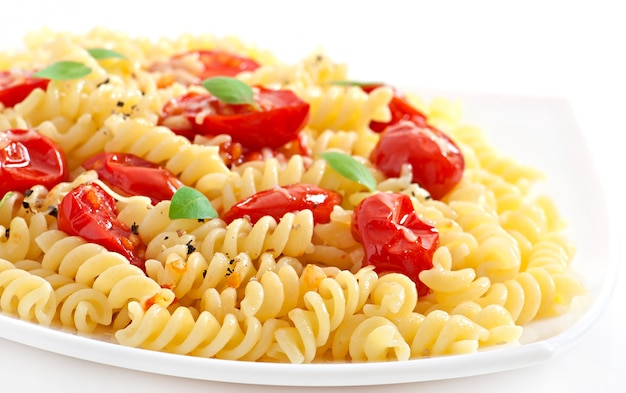 Macarrão com tomate, manjericão e queijo ralado