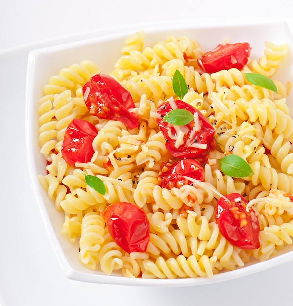 Foto grátis macarrão com tomate, manjericão e queijo ralado