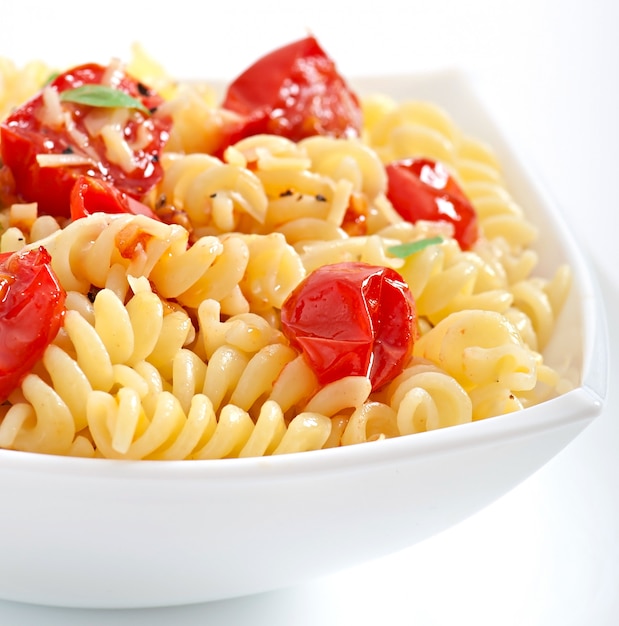 Foto grátis macarrão com tomate, manjericão e queijo ralado