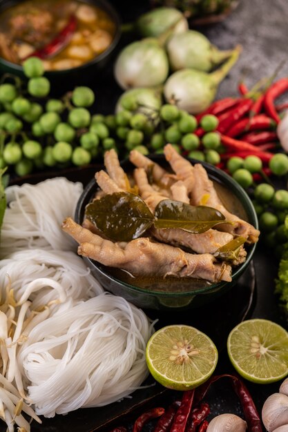 Macarrão de arroz e líquido para pés de frango.