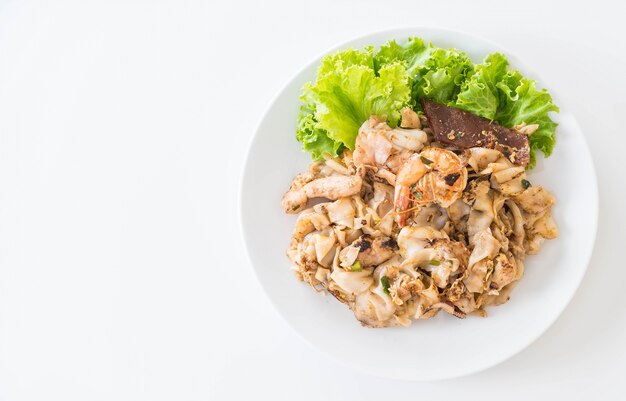 Macarrão de farinha de arroz fresco agitado com carne mista e ovo