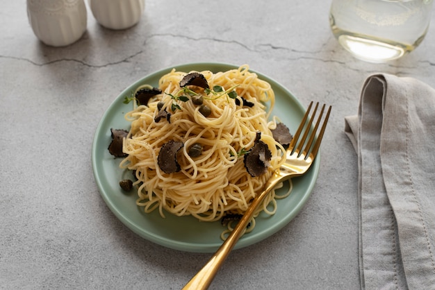 Foto grátis macarrão de trufa saboroso de alto ângulo