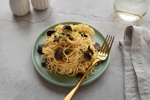 Macarrão de trufa saboroso de alto ângulo