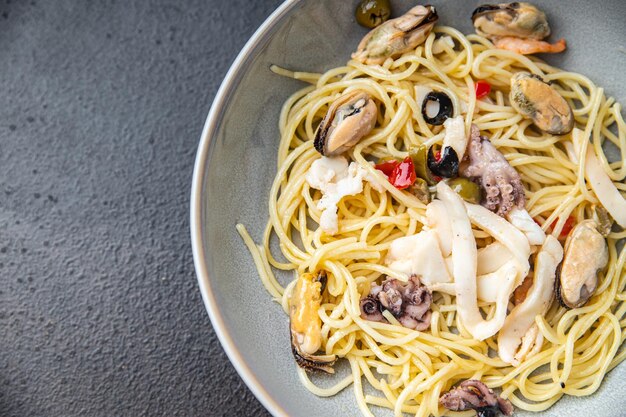 Macarrão espaguete de frutos do mar lanche de refeição saudável na mesa copie o fundo de comida do espaço