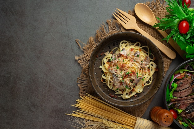 Macarrão espaguete em fundo escuro