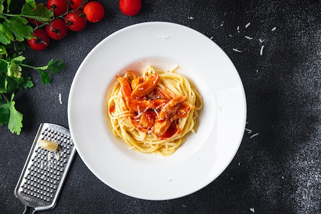Macarrão espaguete molho de tomate frango carne ou peru refeição saudável comida dieta lanche na mesa