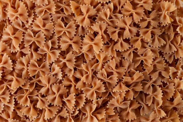 Macarrão farfalle marrom cru