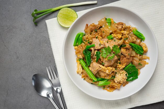 Macarrão frito com carne de porco ao molho de soja e vegetais