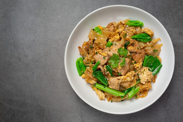 Macarrão frito com carne de porco ao molho de soja e vegetais