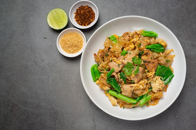 Macarrão frito com carne de porco ao molho de soja e vegetais