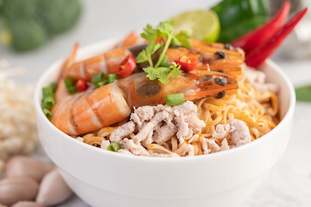 Macarrão instantâneo frito com camarão e carne de porco.