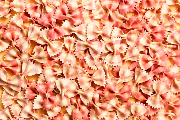 Foto grátis macarrão italiano colorido farfalle