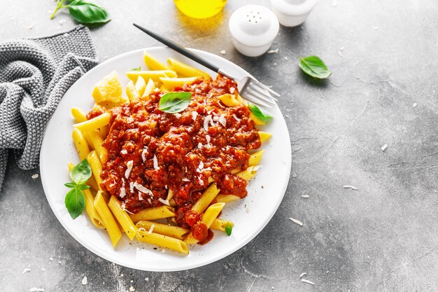 Macarrão penne à bolonhesa servido na chapa