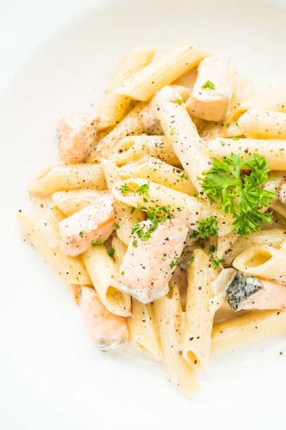 Foto grátis macarrão penne carbonara com salmão