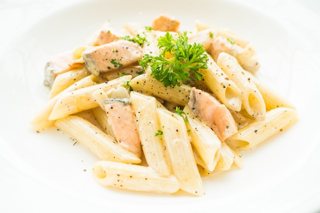 Macarrão penne carbonara com salmão