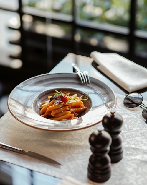 Macarrão penne com molho de tomate e xadrez penhor.