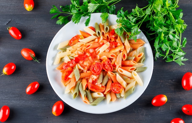 Macarrão penne em um prato com salsa, tomate