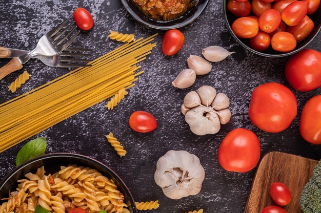 Macarrão refogado com tomate e manjericão na panela