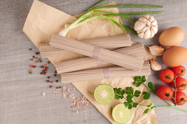 Macarrão soba cru. Macarrão tradicional japonês