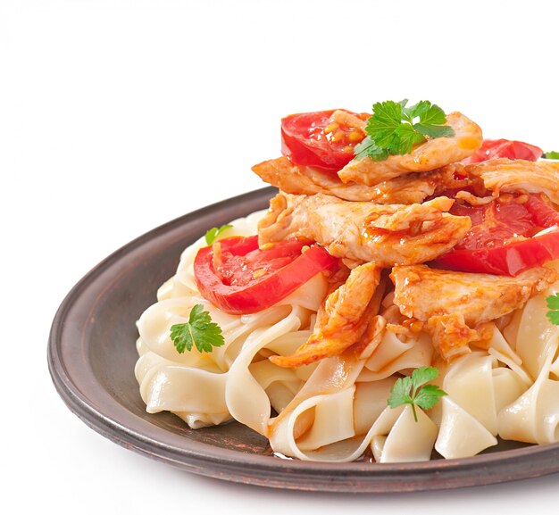 macarrão tagliatelle com tomate e frango