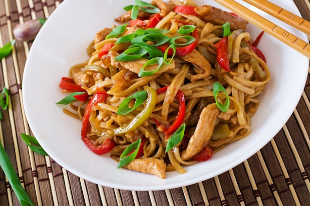 Macarrão Udon com frango e pimentos. Cozinha japonesa