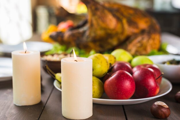 Maçãs com peras no prato com velas