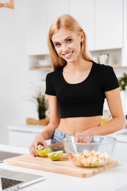 Maçãs de corte de mulher sorridente