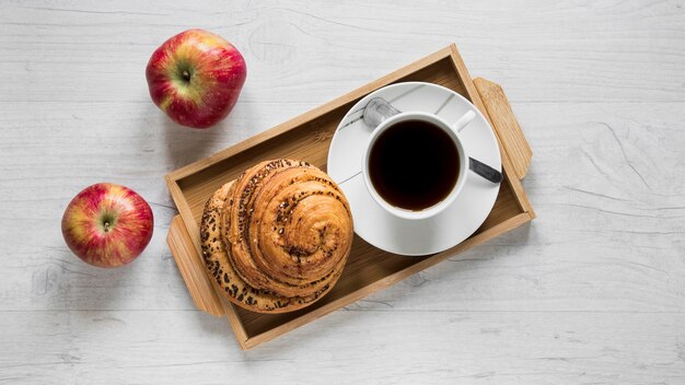 Maçãs perto de pão e café