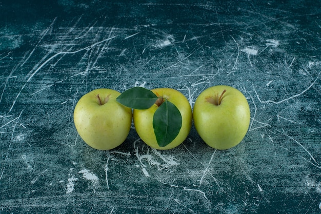 Foto grátis maçãs verdes maduras, no fundo de mármore. foto de alta qualidade