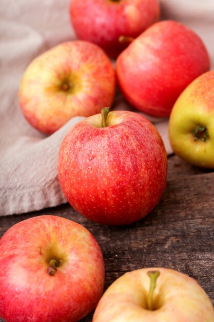 Maçãs vermelhas frescas em uma mesa de madeira