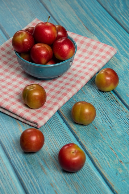 Maçãs vermelhas no pano de prato vermelho