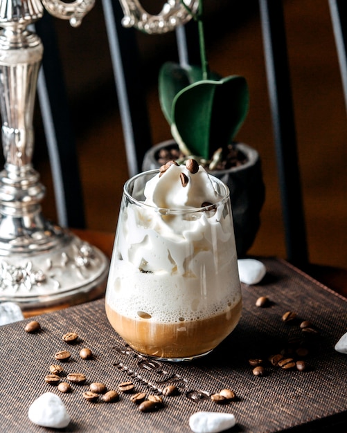 Foto grátis macchiato de caramelo em cima da mesa