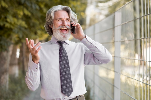 Foto grátis macho adulto barbudo falando ao telefone