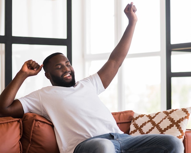 Macho adulto considerável que relaxa em casa