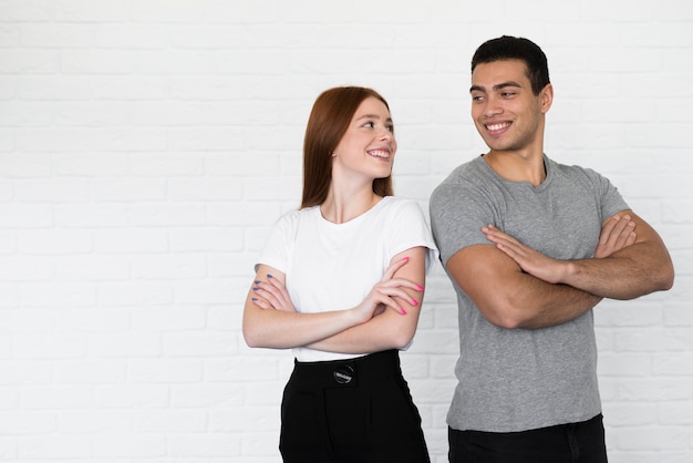 Macho adulto e mulher jovem posando juntos