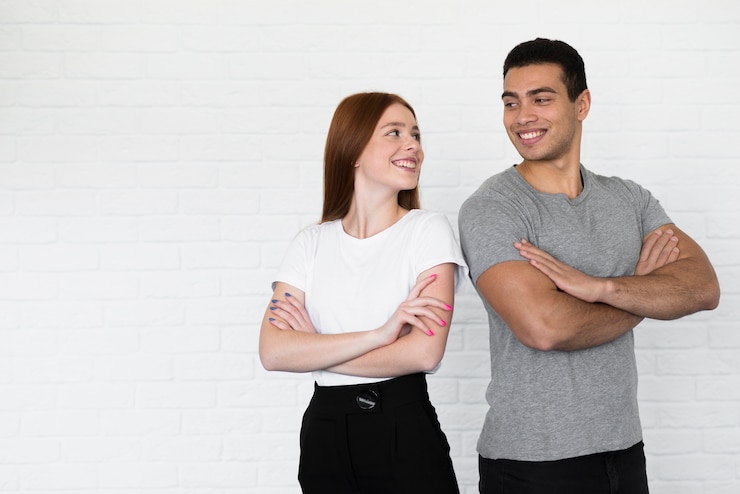 Foto grátis macho adulto e mulher jovem posando juntos