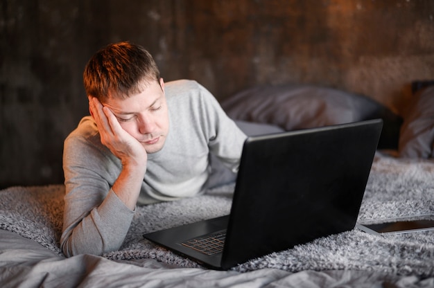 Foto grátis macho adulto profissional fazendo trabalho remoto